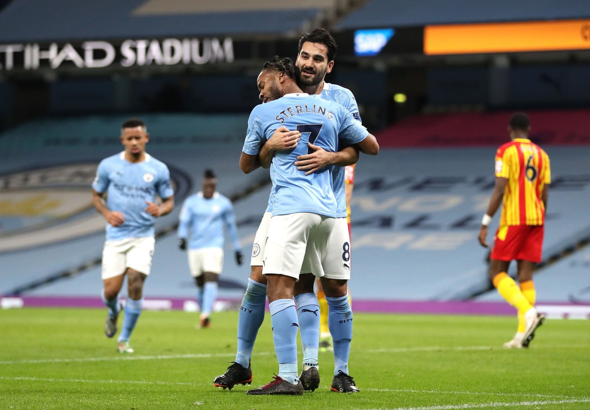 现出更加丰 现出更加丰